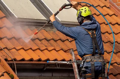 Démoussage et hydrofuge de toiture à Loc-Eguiner