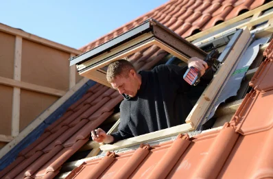 Pose de fenêtres de toit Velux à Loc-Eguiner